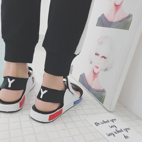 Много удобни спортни сандали за мъже в бял и черен цвят