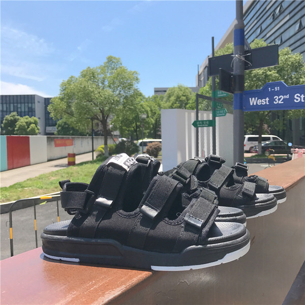 Универсални сандали - много удобни, с лепенки в черен цвят