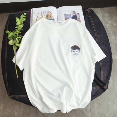 Изчистен модел тениска за мъжете с 2 модела изображение