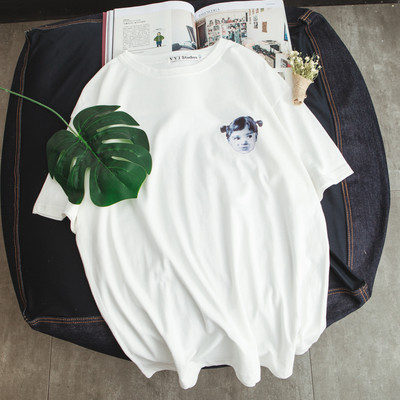 Изчистен модел тениска за мъжете с 2 модела изображение