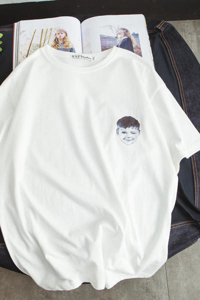 Изчистен модел тениска за мъжете с 2 модела изображение