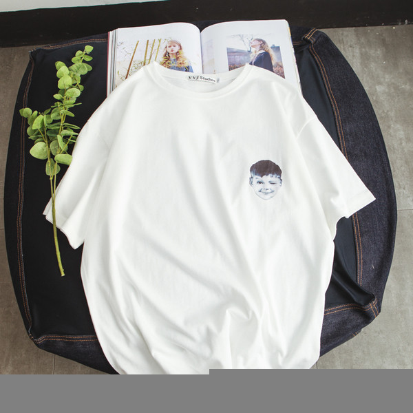 Изчистен модел тениска за мъжете с 2 модела изображение