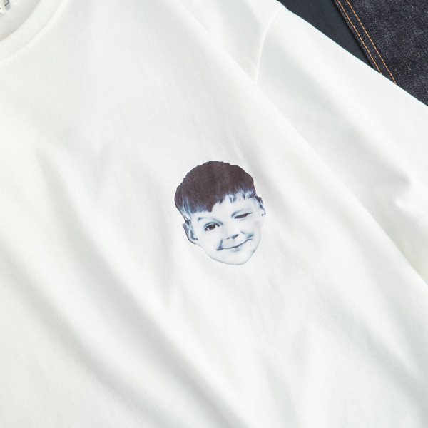 Изчистен модел тениска за мъжете с 2 модела изображение