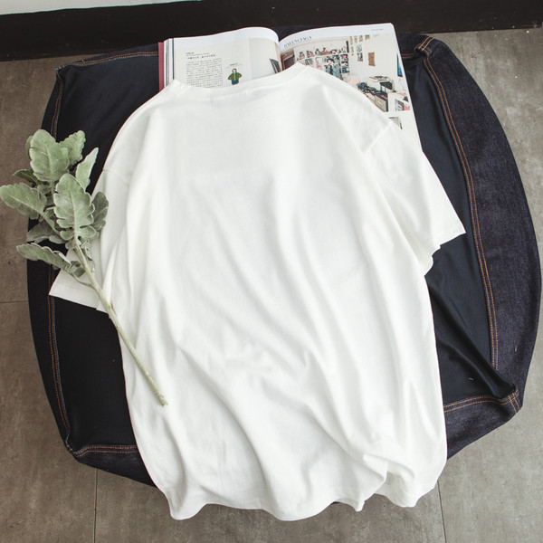 Изчистен модел тениска за мъжете с 2 модела изображение