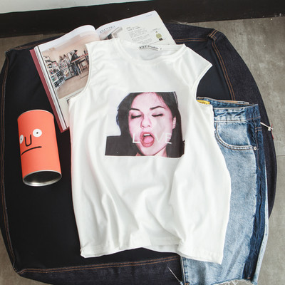 Κομψό ανδρικό μπλουζάκι σε λευκό και μαύρο με διαφορετικές εκτυπώσεις