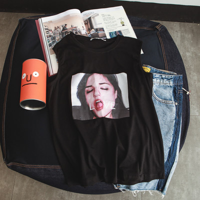 Κομψό ανδρικό μπλουζάκι σε λευκό και μαύρο με διαφορετικές εκτυπώσεις