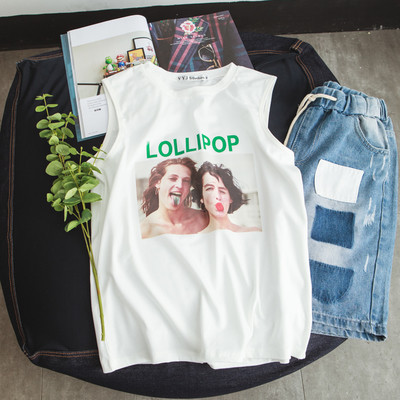 Κομψό ανδρικό μπλουζάκι σε λευκό και μαύρο με διαφορετικές εκτυπώσεις