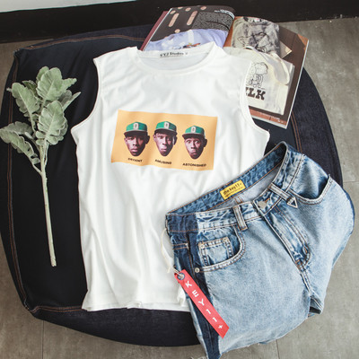 Κομψό ανδρικό μπλουζάκι σε λευκό και μαύρο με διαφορετικές εκτυπώσεις