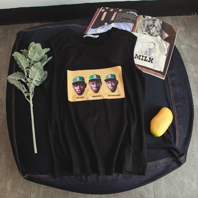 Κομψό ανδρικό μπλουζάκι σε λευκό και μαύρο με διαφορετικές εκτυπώσεις