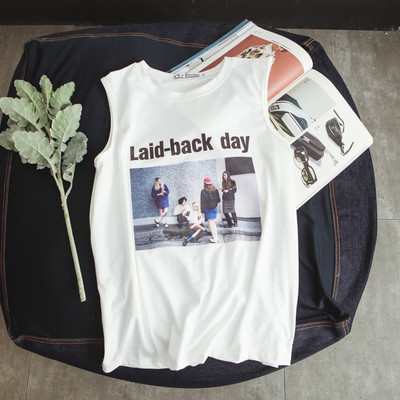 Κομψό ανδρικό μπλουζάκι σε λευκό και μαύρο με διαφορετικές εκτυπώσεις