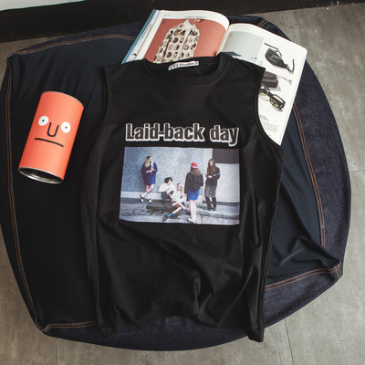 Κομψό ανδρικό μπλουζάκι σε λευκό και μαύρο με διαφορετικές εκτυπώσεις