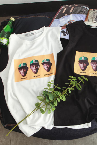 Κομψό ανδρικό μπλουζάκι σε λευκό και μαύρο με διαφορετικές εκτυπώσεις