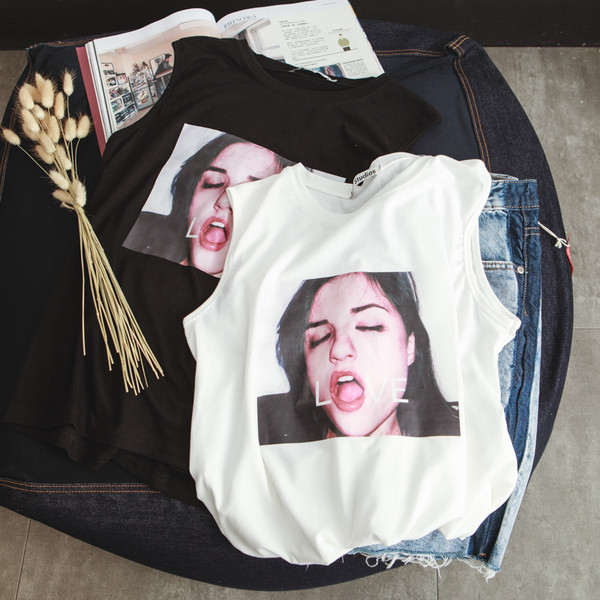 Κομψό ανδρικό μπλουζάκι σε λευκό και μαύρο με διαφορετικές εκτυπώσεις