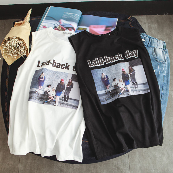 Κομψό ανδρικό μπλουζάκι σε λευκό και μαύρο με διαφορετικές εκτυπώσεις