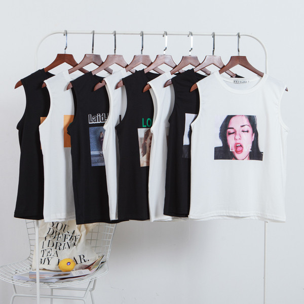 Κομψό ανδρικό μπλουζάκι σε λευκό και μαύρο με διαφορετικές εκτυπώσεις