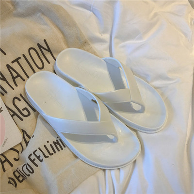 Изчистен модел мъжки чехли през пръст в бял и черен цвят