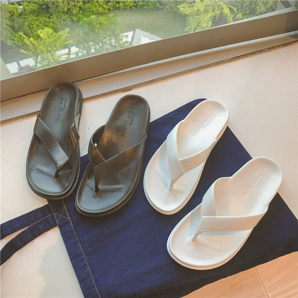 Изчистен модел мъжки чехли през пръст в бял и черен цвят