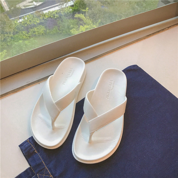 Изчистен модел мъжки чехли през пръст в бял и черен цвят