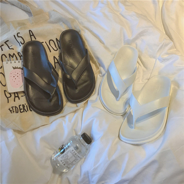 Изчистен модел мъжки чехли през пръст в бял и черен цвят