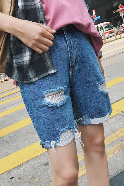 Стилни къси панталони за мъжете с висока талия и накъсани