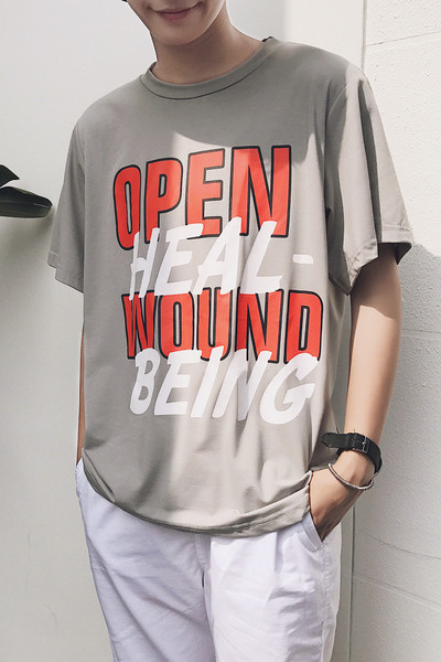 Мъжка тениска в свободен стил с надписи в два цвята