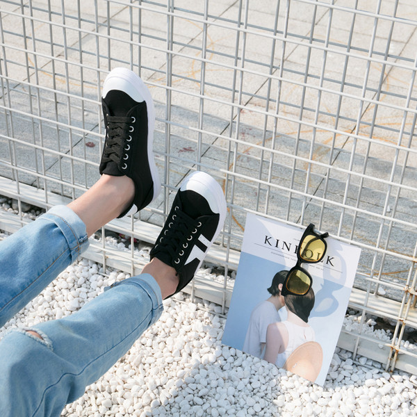 Ανδρικά πάνινα παπούτσια σε διάφορα χρώματα κατάλληλα για την καθημερινή ζωή