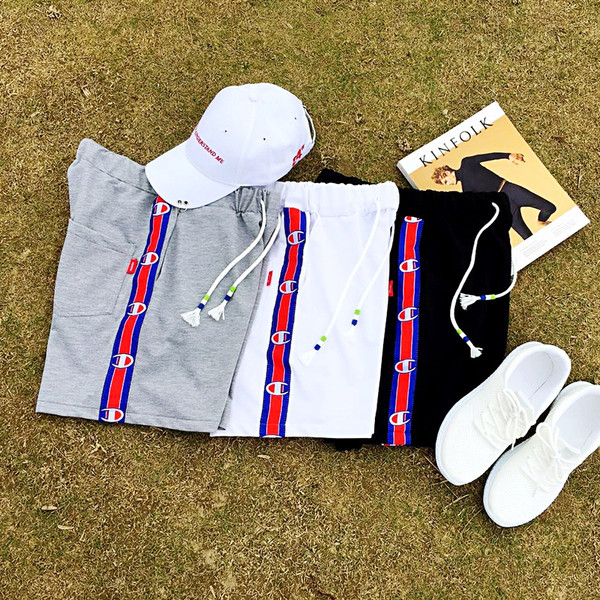 Свеж модел мъжки шорти с връзки, подходящи за ежедневие