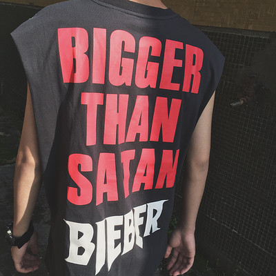 Ευρύ ανδρικό μπλουζάκι σε διάφορα χρώματα με επιγραφή στην πλάτη