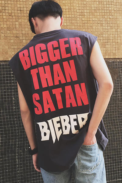 Ευρύ ανδρικό μπλουζάκι σε διάφορα χρώματα με επιγραφή στην πλάτη