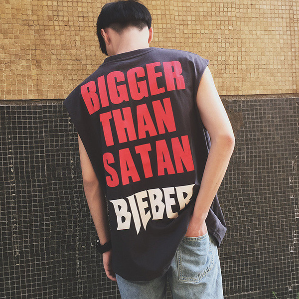 Ευρύ ανδρικό μπλουζάκι σε διάφορα χρώματα με επιγραφή στην πλάτη