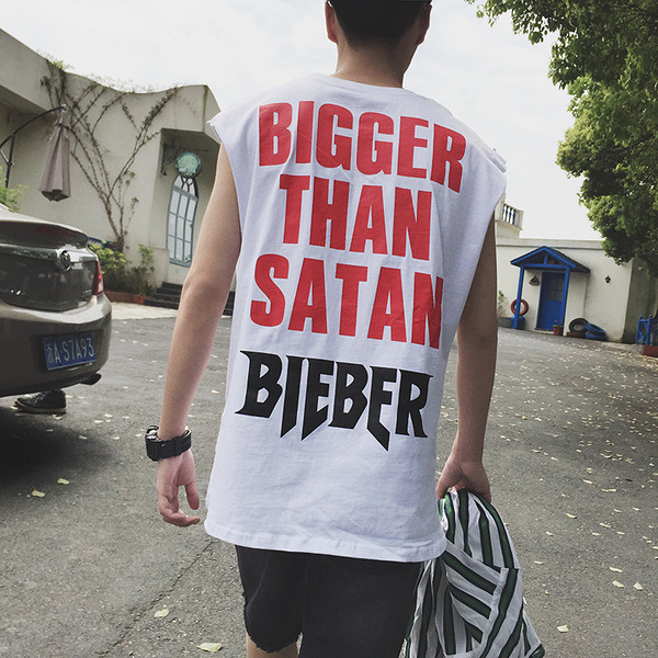 Ευρύ ανδρικό μπλουζάκι σε διάφορα χρώματα με επιγραφή στην πλάτη