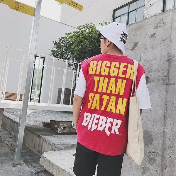 Ευρύ ανδρικό μπλουζάκι σε διάφορα χρώματα με επιγραφή στην πλάτη