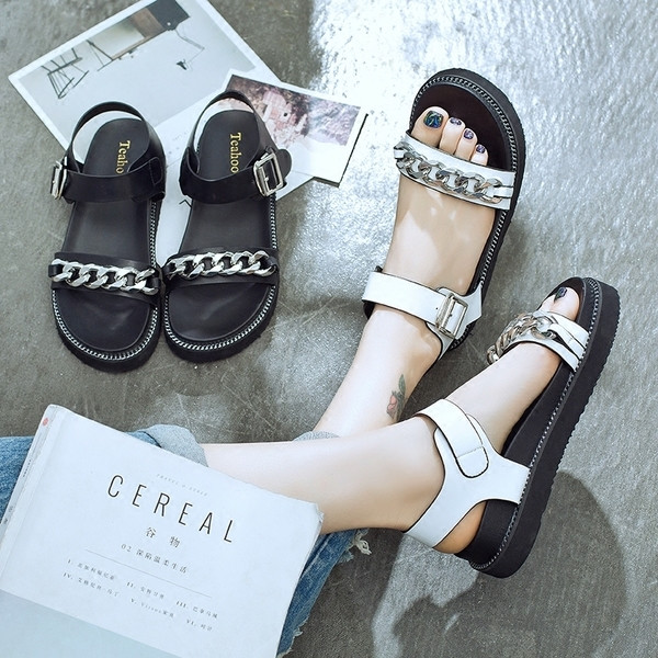 Πολύ άνετα γυναικεία σανδάλια με μεταλλική διακόσμηση σε δύο χρώματα