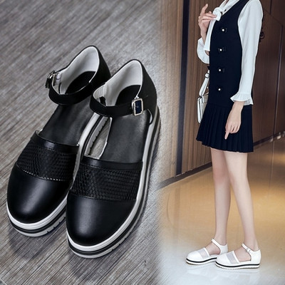 Дамски затворени сандали с мрежа и удобна подметка в черен и бял цвят