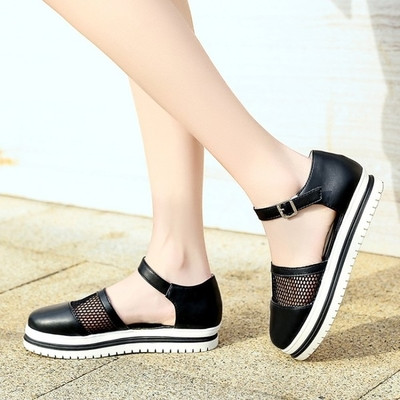 Γυναικεία σανδάλια με πλέγμα και άνετα πέλματα σε μαύρο και άσπρο χρώμα