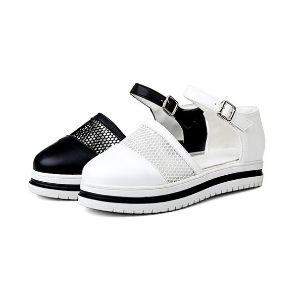 Γυναικεία σανδάλια με πλέγμα και άνετα πέλματα σε μαύρο και άσπρο χρώμα