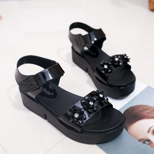 Όμορφα γυναικεία σανδάλια με διακόσμηση λουλουδιών