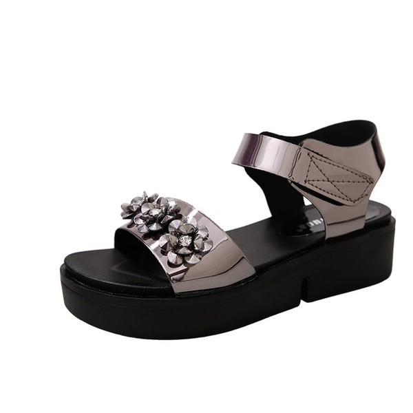 Όμορφα γυναικεία σανδάλια με διακόσμηση λουλουδιών