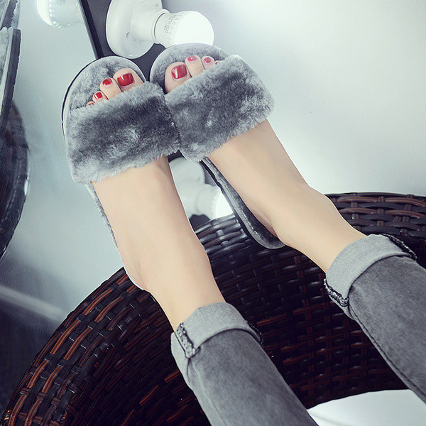 Γυναικείες παντόφλες σε τέσσερα χρώματα