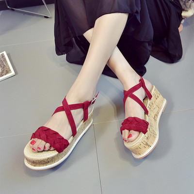 Стилни дамски сандали в три цвята с удобна платформа