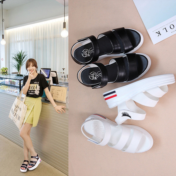 Γυναικεία σανδάλια με  λουράκια βελκρό  σε μαύρο ακι άσπρο χρώμα