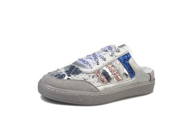 Κομψά γυναικεία παπούτσια κομμένα στη φτέρνα με πολύ όμορφη διακόσμηση και επιγραφές