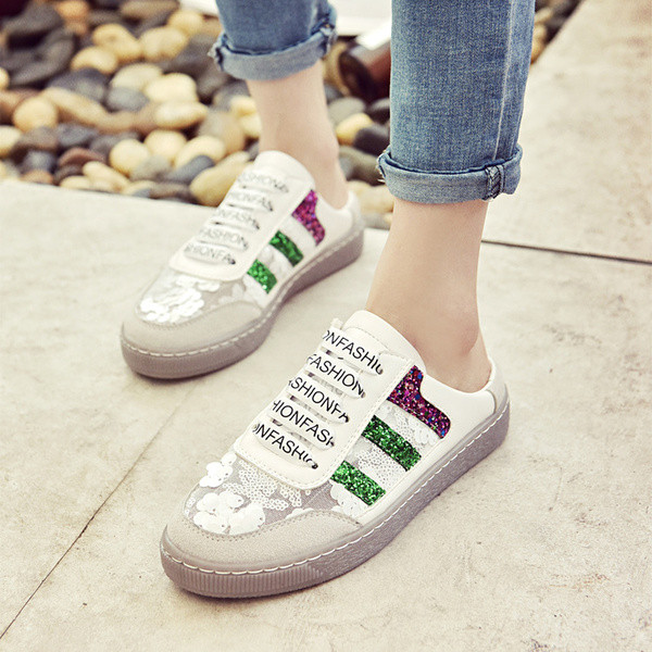 Κομψά γυναικεία παπούτσια κομμένα στη φτέρνα με πολύ όμορφη διακόσμηση και επιγραφές