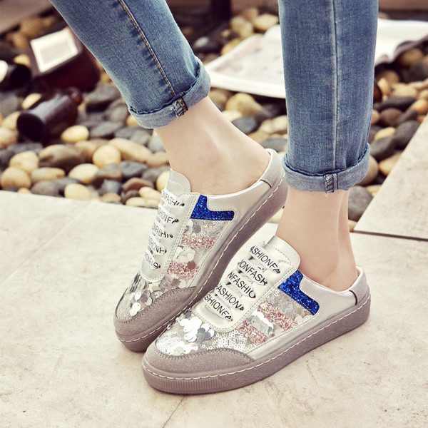 Κομψά γυναικεία παπούτσια κομμένα στη φτέρνα με πολύ όμορφη διακόσμηση και επιγραφές