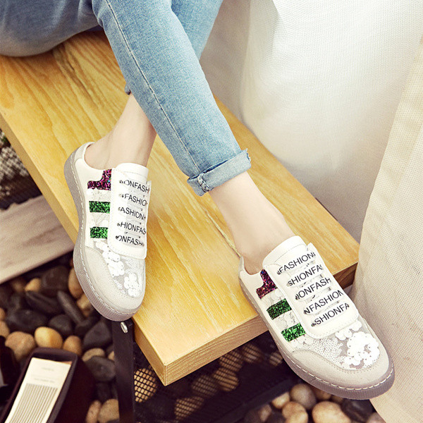 Κομψά γυναικεία παπούτσια κομμένα στη φτέρνα με πολύ όμορφη διακόσμηση και επιγραφές