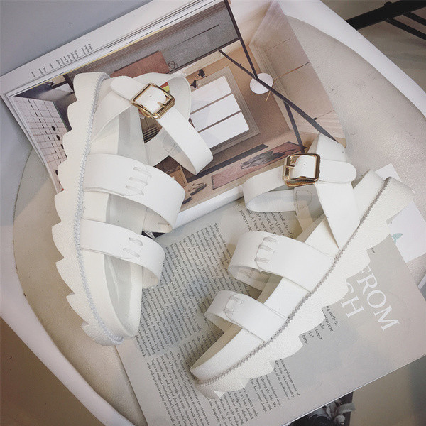 Όμορφα γυναικεία σανδάλια με άνετο πέλμα σε άσπρο και μαύρο χρώμα