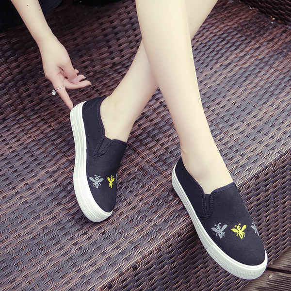 Γυναικεία μοκασίνια  σε καθαρό μοτίβο με μαλακά κεντήματα