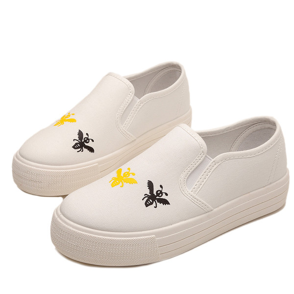 Γυναικεία μοκασίνια  σε καθαρό μοτίβο με μαλακά κεντήματα