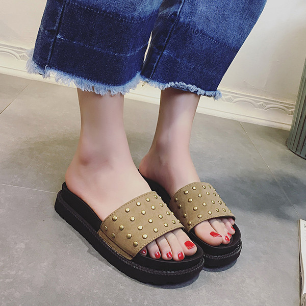 Γυναικείες παντόφλες σε τρία χρώματα με μεταλλική διακόσμηση - πολύ άνετα