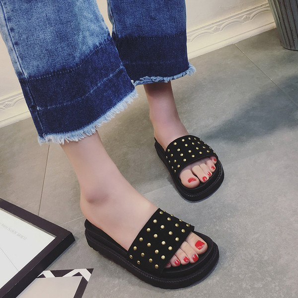 Γυναικείες παντόφλες σε τρία χρώματα με μεταλλική διακόσμηση - πολύ άνετα